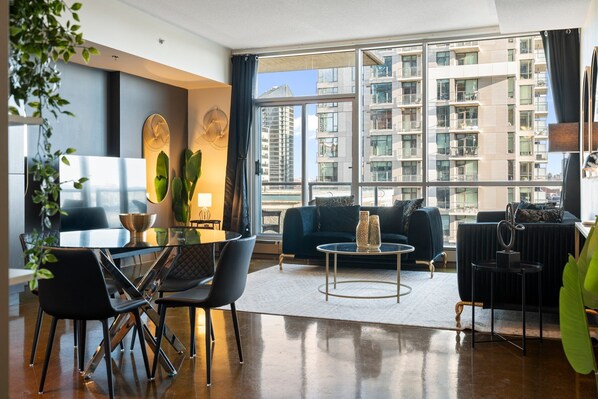 Smart TV - Sleek Suite w View | 1BR, AC near BMO & Stampede (Calgary)
