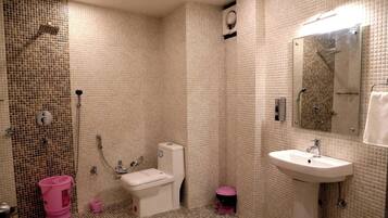 Quarto casal superior | Banheiro | Chuveiro, roupões de banho, chinelos, toalhas de banho