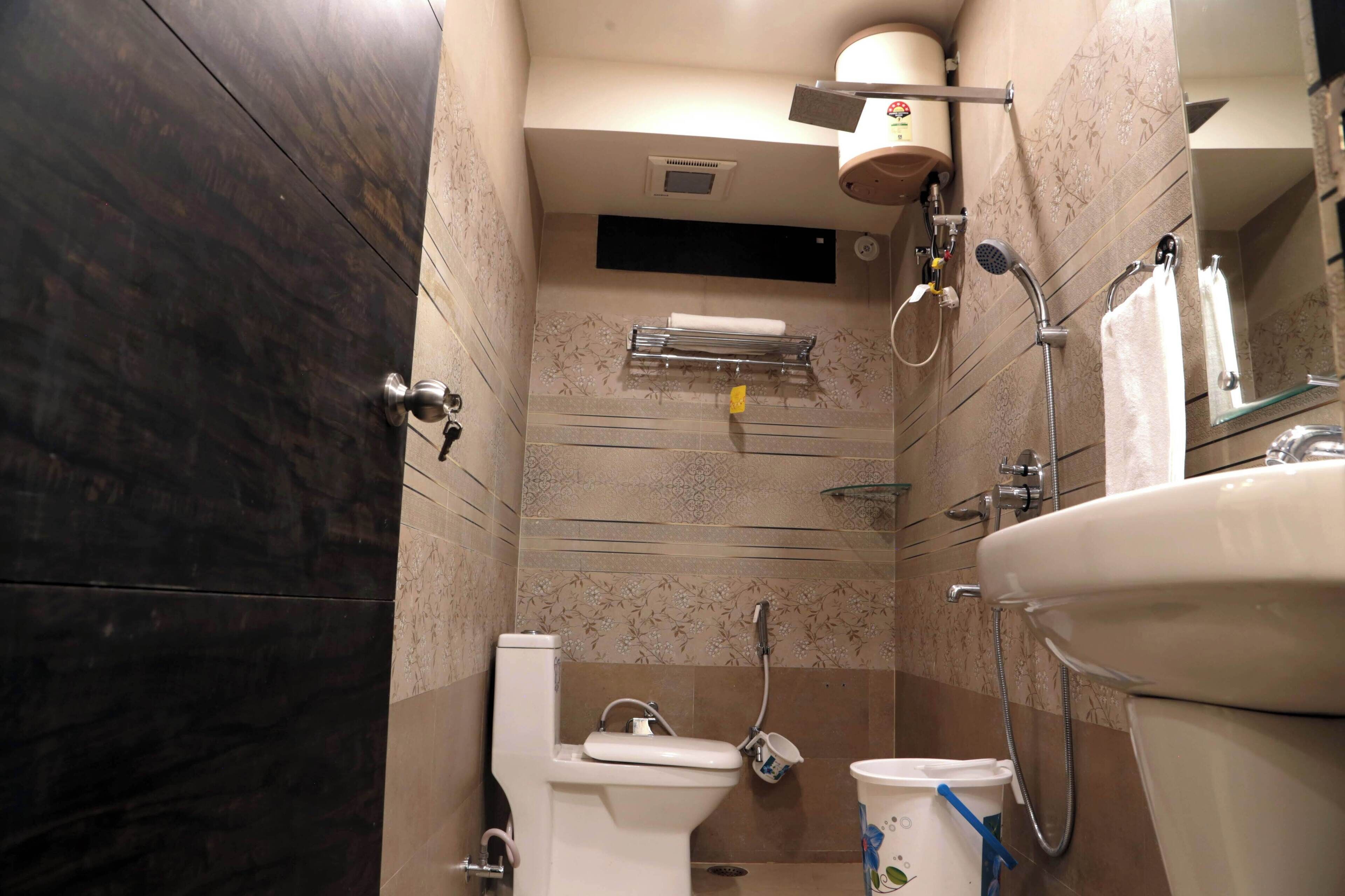 Deluxe tweepersoonskamer | Badkamer | Een douche, badjassen, pantoffels, handdoeken