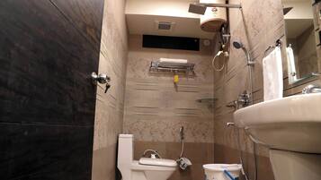 Kahden hengen deluxe-huone | Kylpyhuone | Suihku, kylpytakit, tohvelit, pyyhkeet