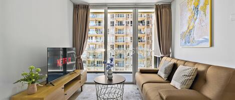 Apartment, 2 Bedrooms, City View | Ruang tamu | 43 inci sebuah televisyen pintar dengan kabel, Netflix
