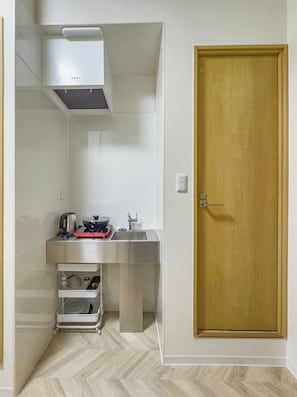 Family Suite, Multiple Beds, Non Smoking, Ground Floor | Private kitchen | Full-size fridge, microwave, stovetop, cookware/dishes/utensils