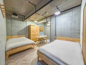 Suite Keluarga, Beberapa Tempat Tidur, Bebas Asap Rokok, lantai dasar | Seprai premium, selimut bulu angsa, dan bantalan ekstra lembut