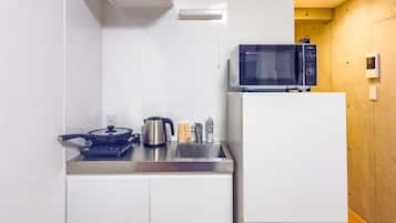 Senior Double Room, 1 Bedroom, Non Smoking, Balcony | Private kitchen | Full-size fridge, microwave, stovetop, cookware/dishes/utensils