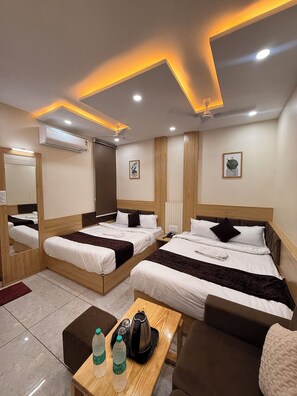 Habitación cuádruple Deluxe | Sábanas de algodón egipcio y ropa de cama de alta calidad