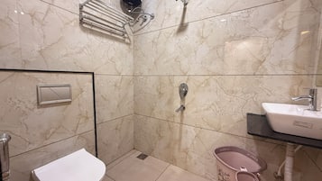 Dusche, Hausschuhe, Handtücher, Seife