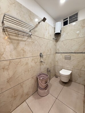 Deluxe Double Room | Bathroom | Shower, slippers, towels, soap - Hotel Kusum Kunj (Ujjain)