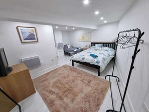 Apartment | 1 bedroom, free WiFi, bed sheets - Cozy Sleep 5 Hudds Base -work/travel, Free Parking (Huddersfield)