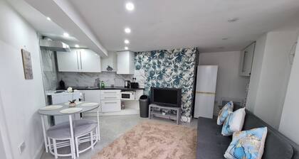 Cozy Sleep 5 Hudds Base -work/travel, Free Parking