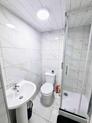 Appartement | Badkamer | Een douche, handdoeken