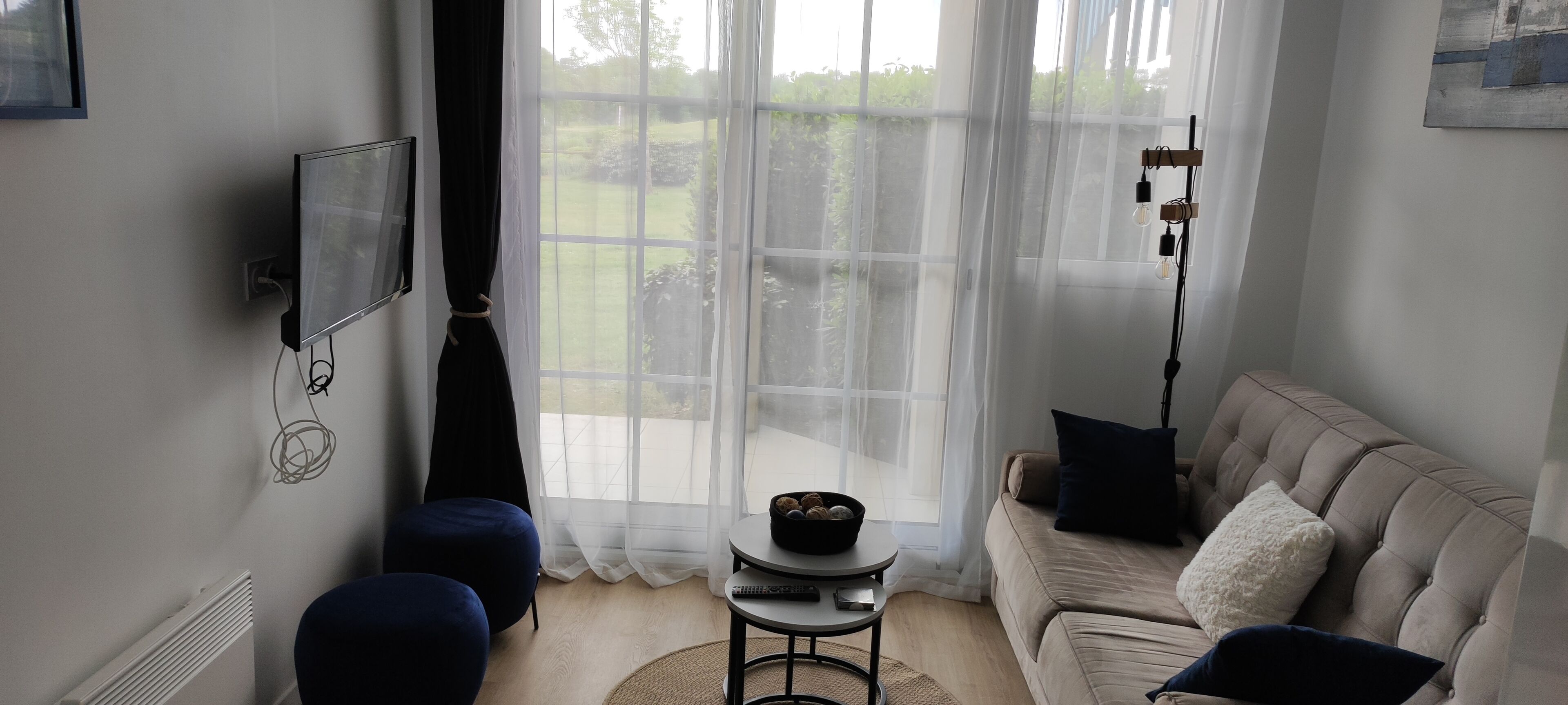 Fernseher, Tischtennisplatte, Bücher