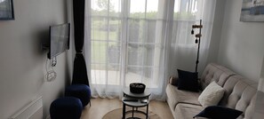 Télévision, table de tennis de table, livres