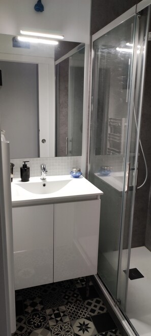 Douche, séchoir à cheveux