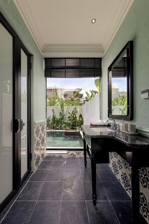Luxury-Vierbettzimmer, eigener Pool | Badezimmer