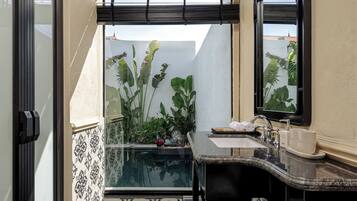 Chambre Double Présidentielle, 1 trÚs grand lit, piscine privée, vue montagne | Salle de bain