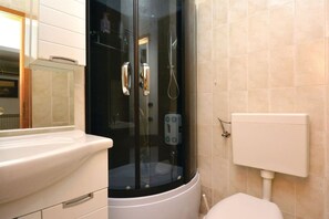 Shower, hair dryer, towels, soap - Plautila Suite - aqua haven with pool, sauna & BBQ (Solin)