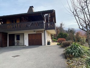 Exterior - Chambre d'hôte overlooking the Grand Massif in a mountain chalet 900m above sea level (Verchaix)