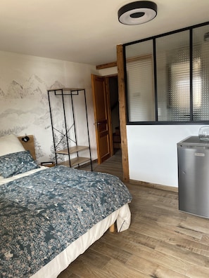 1 bedroom, free WiFi, bed sheets - Chambre d'hôte overlooking the Grand Massif in a mountain chalet 900m above sea level (Verchaix)