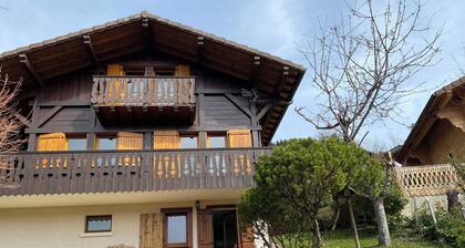 Chambre dâhĂŽte avec vue sur grand massif dans chalet de montagne 900m dâaltitude