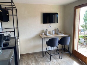 Frigorífico, microondas, cafetera o tetera y hervidor eléctrico