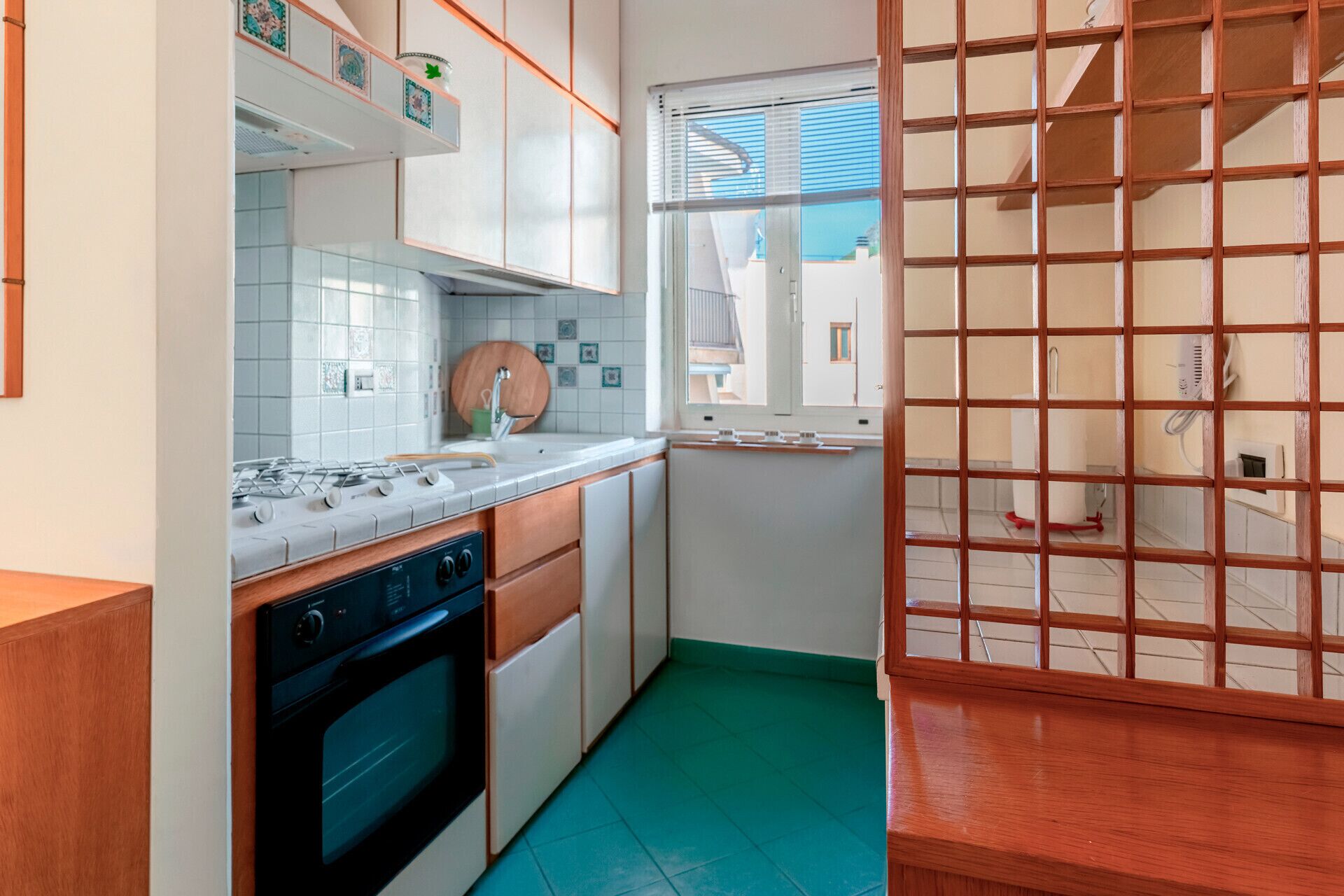 Fridge, oven, coffee/tea maker, electric kettle