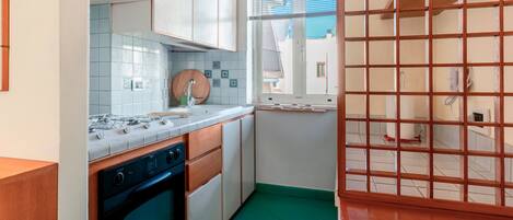 Réfrigérateur, four, cafetiÚre/bouilloire, bouilloire électrique