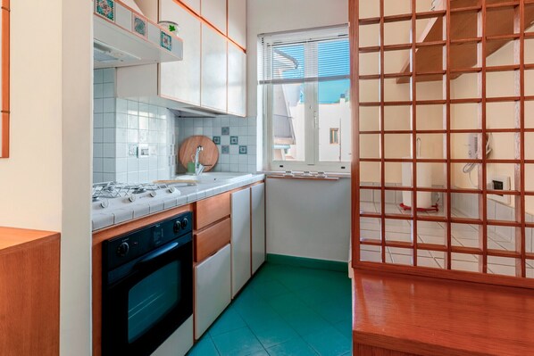 冷蔵庫、オーブン、コーヒー / ティーメーカー、電気ポット