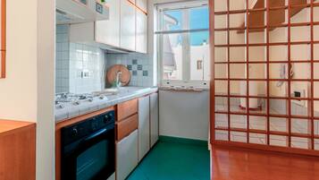 Kühlschrank, Ofen, Wasserkocher mit Kaffee-/Teezubehör, Wasserkocher