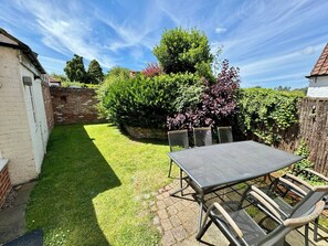 Outdoor dining - The Old Ropery at Mill Cottage - Unwind where ropes once twined (Ollerton)