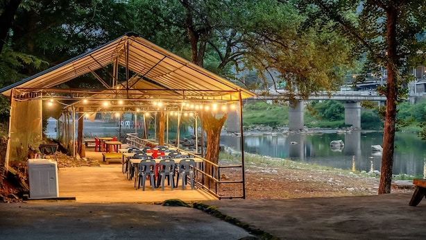 A gazebo with tables and chairs, overlooking a river and a bridge. - Gapyeong Noksu Valley Pet Group Pension (Gapyeong)