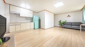 Basic Room, 1 Bedroom (Room 203 (Pet / BBQ)) | 1 bedroom, free WiFi