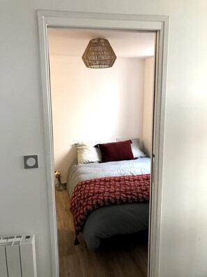 Bureau, fer et planche à repasser, Wi-Fi gratuit, draps fournis