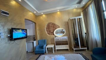 Espacio para trabajar con laptop y cortinas blackout