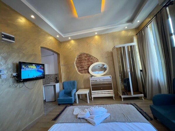 Laptop workspace, blackout curtains, soundproofing, iron/ironing board - Taksim Stone Wall Apartments (Istanbul)