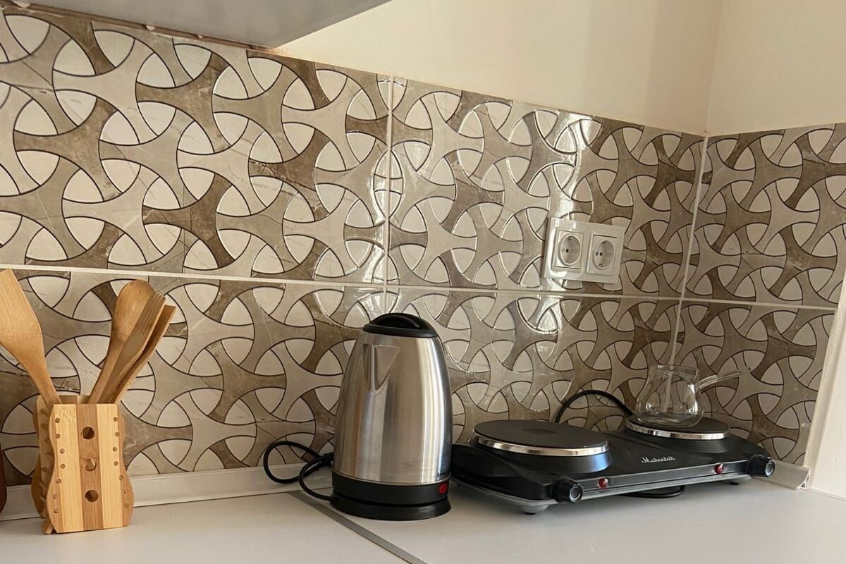 Dapur pribadi | Lemari es kecil, kompor, dan peralatan masak/sendok-piring