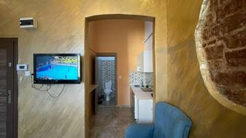 Espacio para trabajar con laptop y cortinas blackout