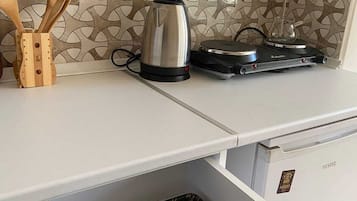 Frigobar, placa de cocina, utensilios de cocina