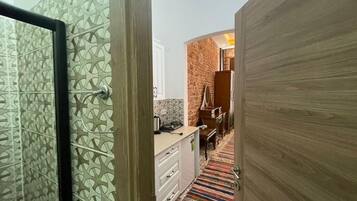 Espacio para trabajar con laptop y cortinas blackout