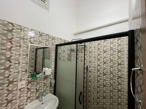 Luksus-lejlighed - balkon - byudsigt | Badeværelse | Gratis toiletartikler, hjemmesko, håndklæder, Sæbe