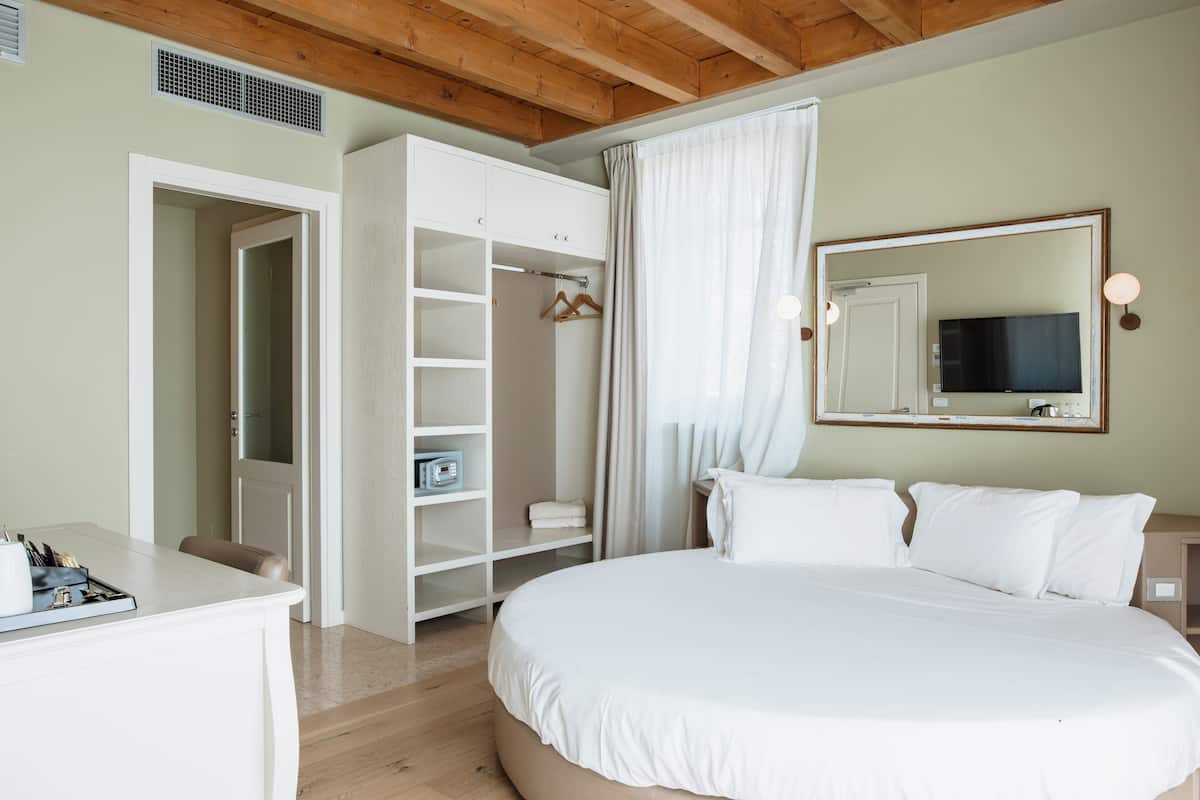 Comfort szoba | Széf a szobában, hangszigetelés, vasaló/vasalódeszka és ingyenes wifi