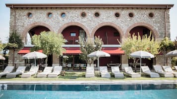 Piscine extérieure (ouverte en saison)