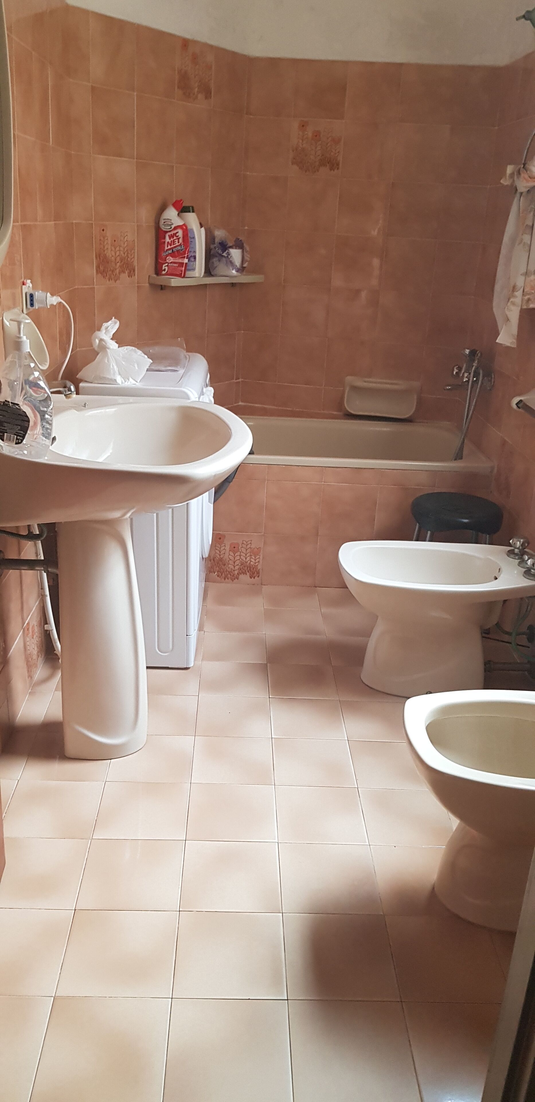 Un baño con lavamanos, bidé, bañera e inodoro.