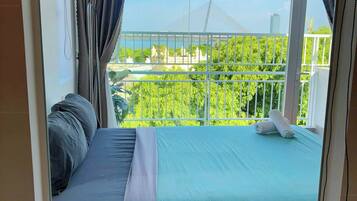 Studio Deluks, balkon, pemandangan sungai | Kamar mandi | Perlengkapan mandi gratis, pengering rambut, sandal, dan handuk