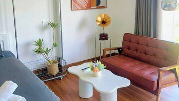 Estudio Deluxe, tina | Escritorio y wifi gratis