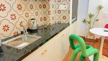 Estudio estándar | Cocina privada | Refrigerador, microondas, parrilla de estufa y comedor