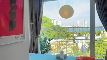 Studio Deluks, balkon, pemandangan sungai | Meja kerja, kedap suara, dan Wi-Fi gratis