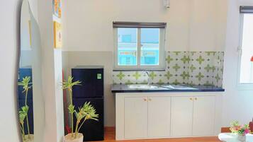 Studio Superior | Dapur pribadi | Lemari es, kompor, dan meja makan