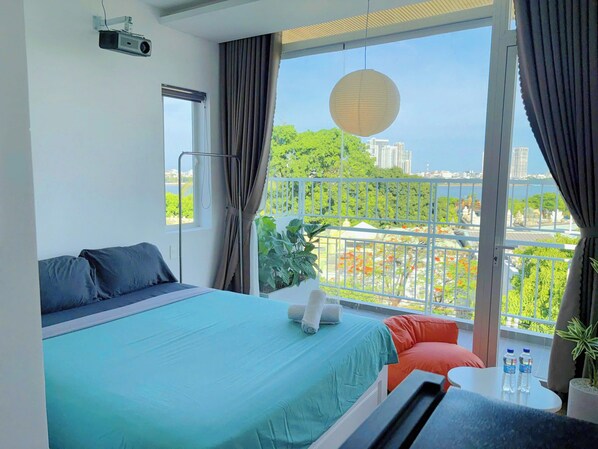 Estudio Deluxe, balcón, vista al río | Escritorio y wifi gratis 