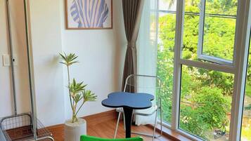 Estudio Deluxe, tina | Escritorio y wifi gratis