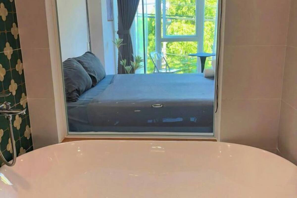Desk, soundproofing, WiFi (free)